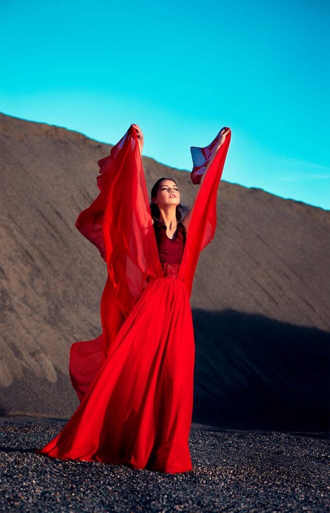 mujer con vestido rojo