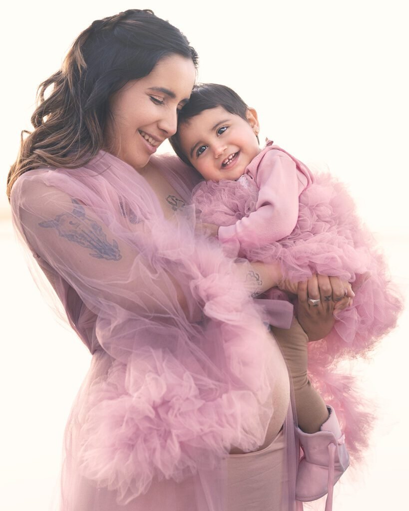 Mujer posando con su bebe en su Sesión de fotos embarazada