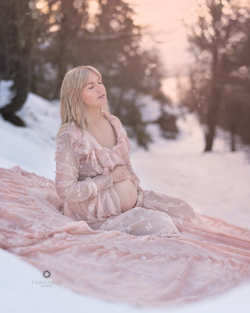 embarazada en la montaña con nieve