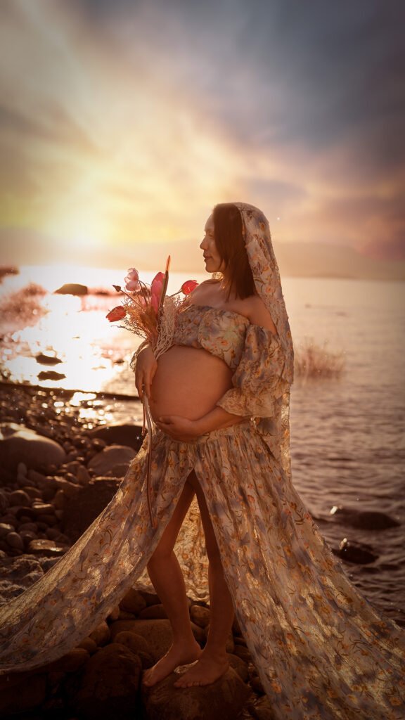 embarazada en el lago con flores fotografia fine art